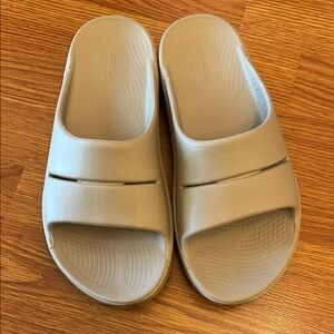 Oofos Tan Recovery Slide Sandals women’s size 8